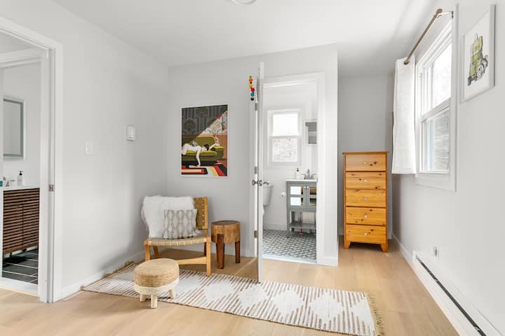 Dormitorio 1 en planta baja con baño privado.