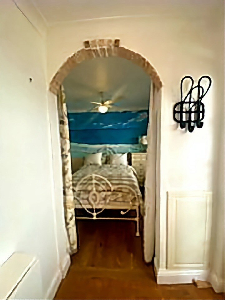 Chambre double avec armoire, tiroirs, table d'appoint et un bureau confortable