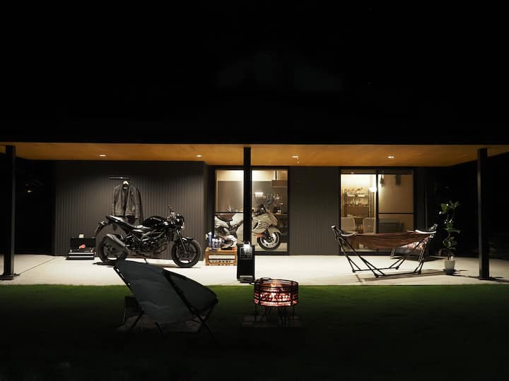 【隼福二六四】「泊まれるバイクガレージハウス」
土間コンクリートリビング・芝生庭・薪ストーブのある宿 - Tottori