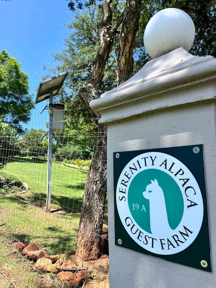 Serenity Alpaca Self Catering Cottage - Lidgetton West