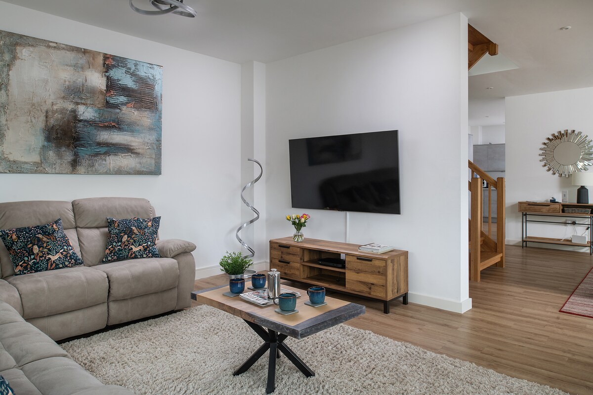 Popular Airbnb listing: At Waters Edge | Lakehouse, Hot Tub + Rowing Boat in South Cerney