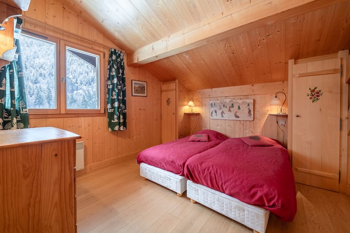 3er dormitorio con vistas a las agujas rojas;  inodoro y baño en el rellano