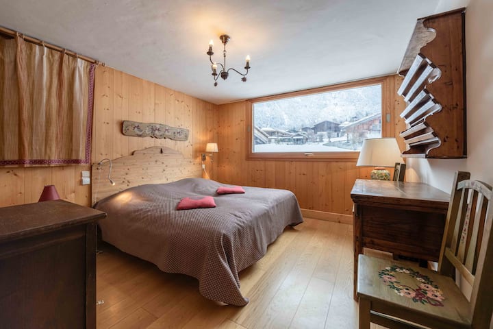 Primera habitación orientada al sur con vistas a la aguja del mediodía con un baño con ducha , un baño con inodoro y vestidor, ventana con persiana eléctrica