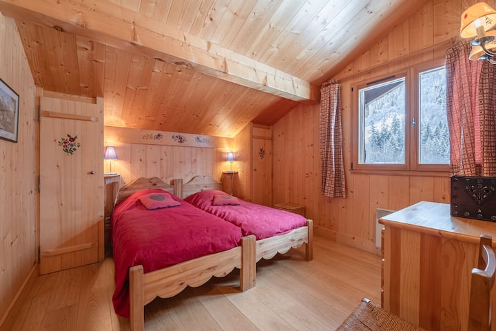 Cuarto dormitorio que da a las agujas rojas; inodoro y baño en el rellano