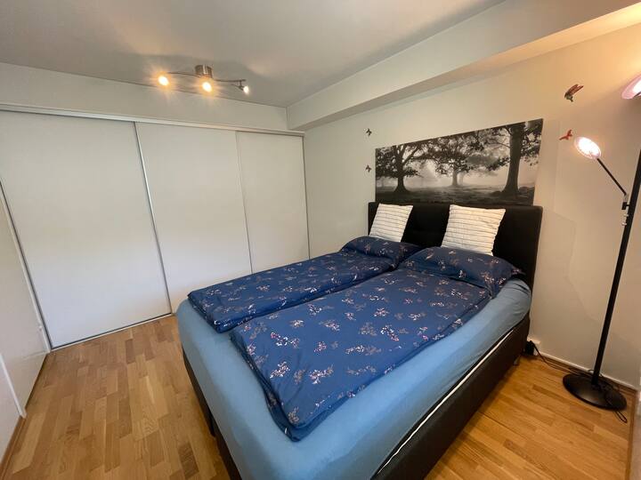 בחדר הזה יש מיטה זוגית נוחה עם מצעים מפנקים. תוכלו למצוא ארון בגדים מרווח לכל החפצים שלכם.  החדר שטוף באור טבעי מחלון גדול, ויוצר אווירה חמה ומזמינה.