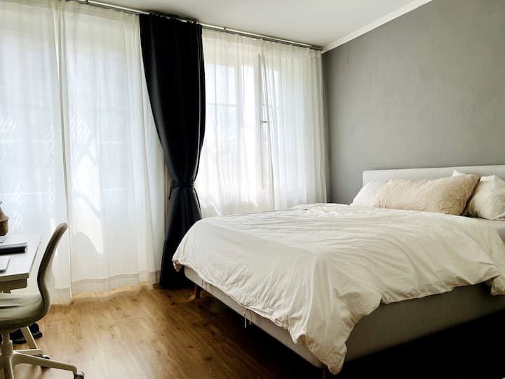 卧室：宽敞舒适的双人床