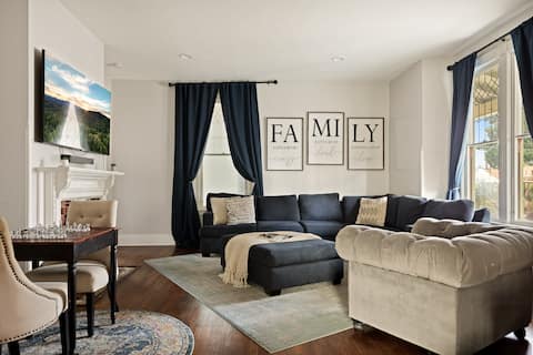 Spacious 6-King Bedroom Home, Short Walk Downtown