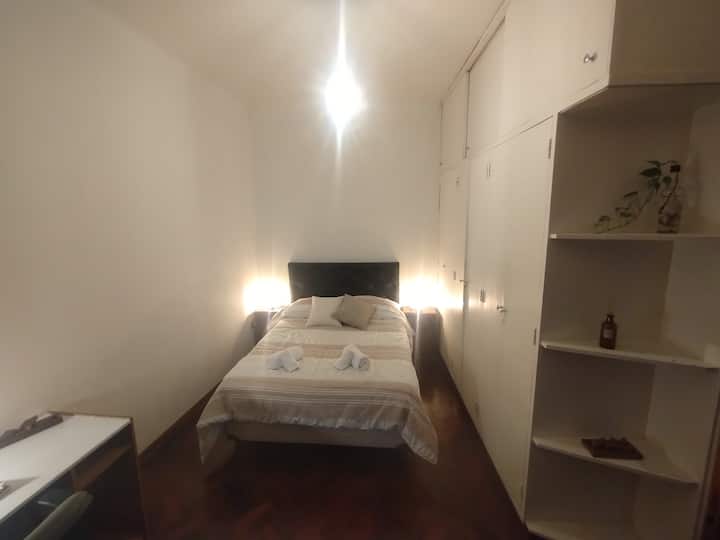 La camera principale è presentata in due modi,  con il letto singolo aggiuntivo o con la scrivania. Cioè, la scrivania e il letto singolo vengono scambiati trasformando la camera da letto 2 in ufficio e viceversa, a seconda delle esigenze degli ospiti