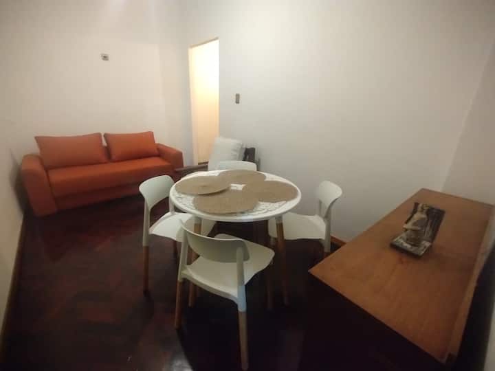 Dispone di un divano letto matrimoniale, largo 1,40 m.