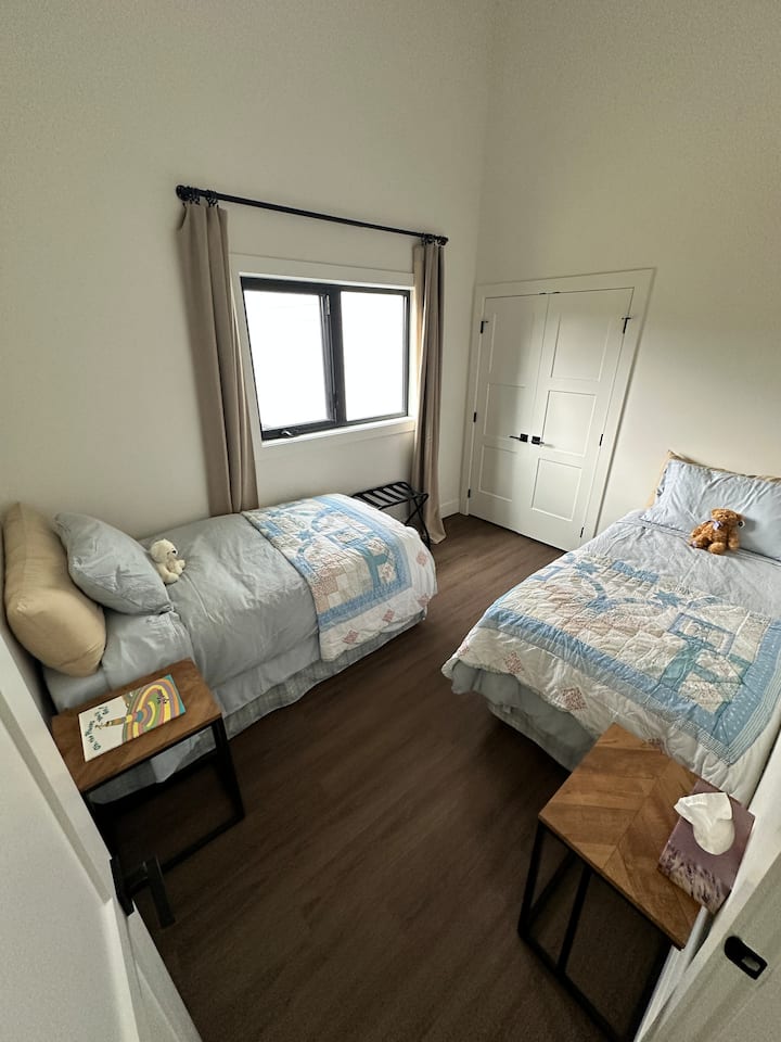 חדר שינה משני עם שתי מיטות נפרדות. 