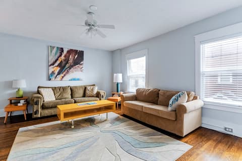 Huge 6BR/4BA house-laundry-easy parking, pets ok