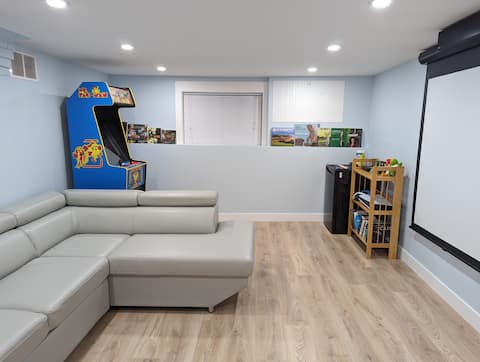 Top performing Airbnb: middle of Vancouver 2 bdrm+arcade+pinball+ theatre in Sunset