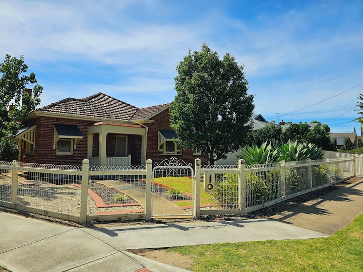 Stone's Throw @ Allenby Gardens *Pet Friendly* - Adelaide