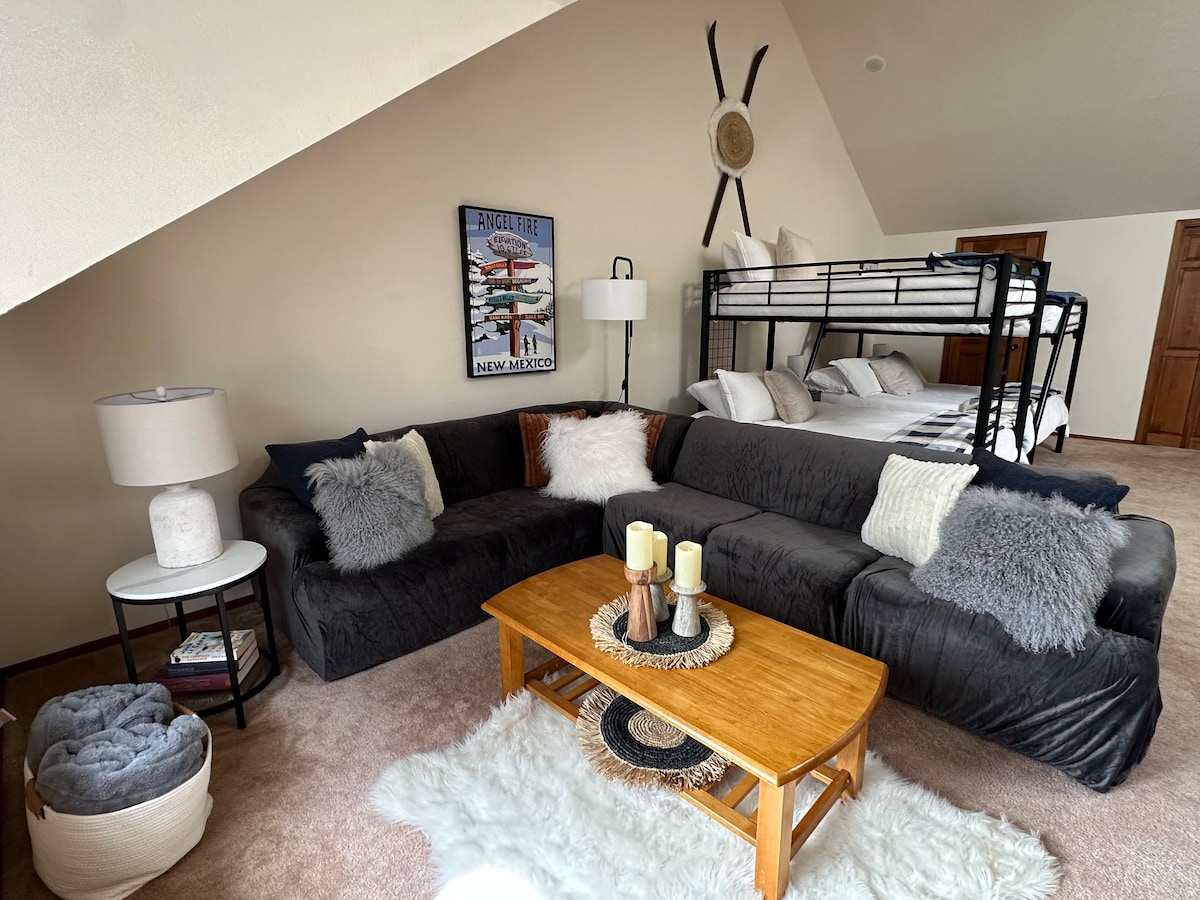 Голем простор во поткровје со капацитет за 6 лица со голем, удобен кауч за гледање телевизија, играње видеоигри итн. 