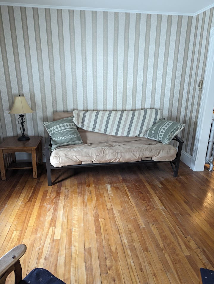 Futón v plnej veľkosti na ďalšie usporiadanie lôžok v prednom obytnom priestore.  