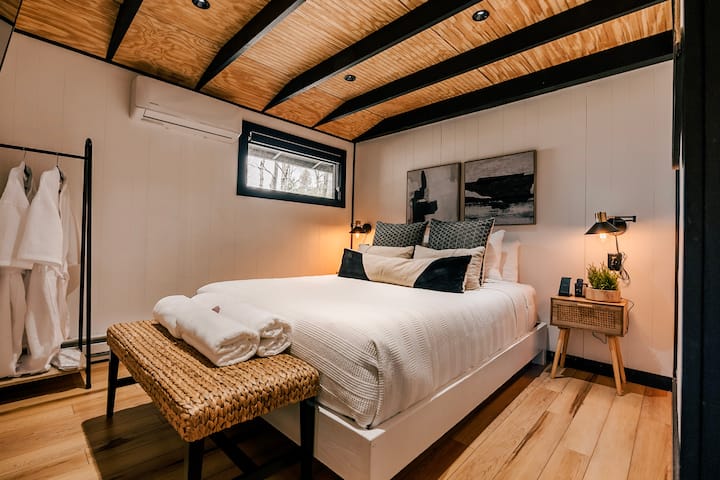 Main Bedroom | Queen bed with luxury bedding.
Whether you're seeking a romantic retreat or a solo getaway, this modern yet cozy bedroom provides the perfect haven for your mountain escape.
Photo: Chris & Pam Daniele
