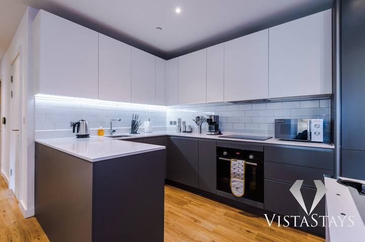 Stylish 2 Bed|PoolTable|Netflix|PS4|FREE Parking gallery image 4