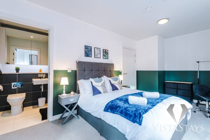 Stylish 2 Bed|PoolTable|Netflix|PS4|FREE Parking gallery image 3