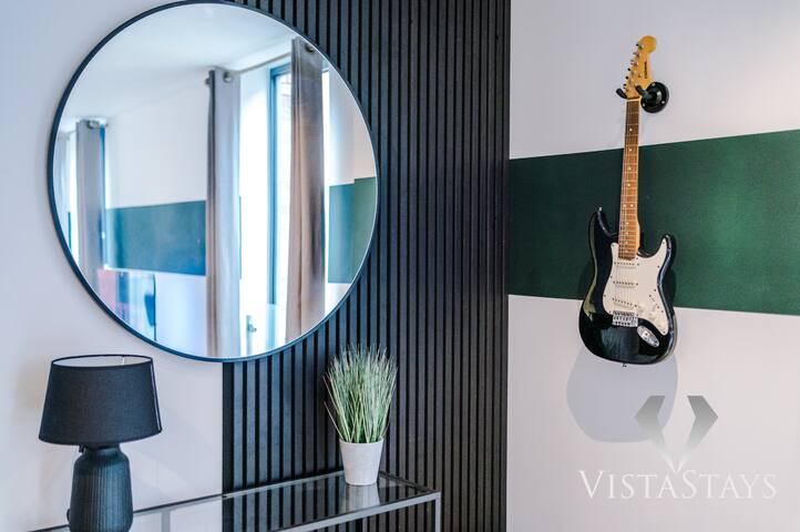 Stylish 2 Bed|PoolTable|Netflix|PS4|FREE Parking gallery image 5