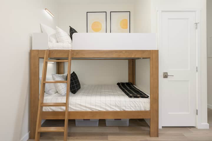 La litera está en una alcoba junto al pasillo principal frente al segundo baño completo. No hay puerta, pero el área es semiprivada y hay almacenamiento de ropa debajo de la cama.