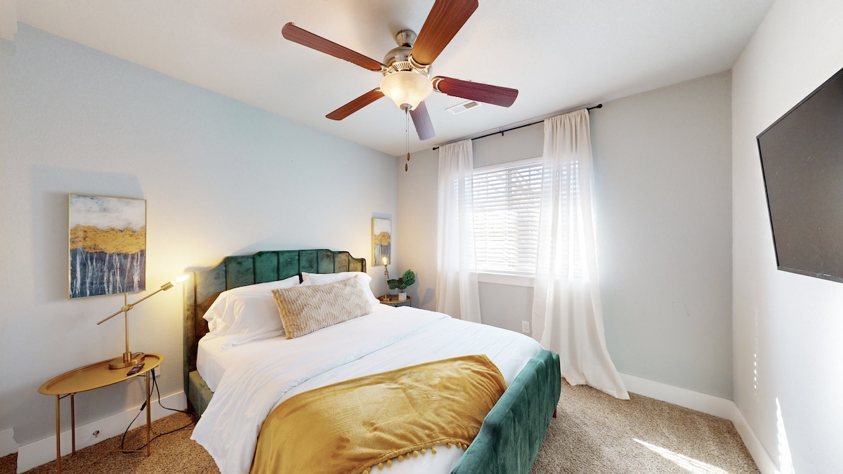 Side B - Guest Bedroom - Queen Size Bed en Mounted Smart TV. 