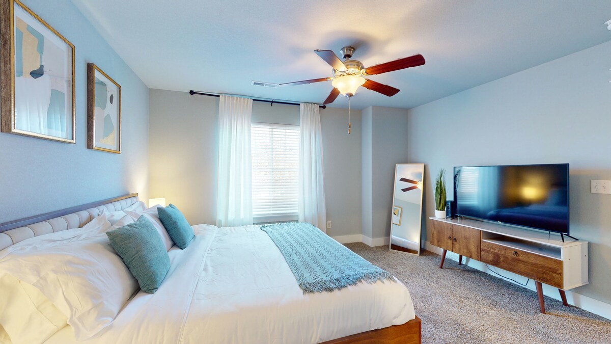 Kant A - Hoofdslaapkamer - kingsize bed, een eigen complete badkamer en een inloopkast. Gemonteerde smart-tv. 