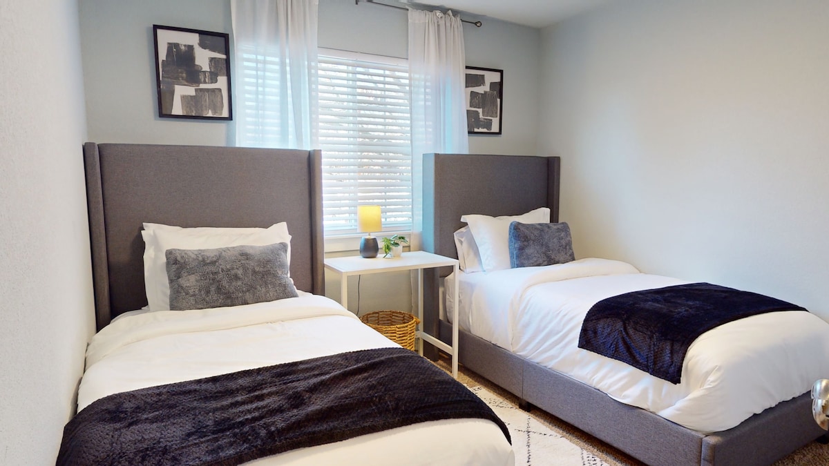 Kant A - Gastenslaapkamer 2 - Twee eenpersoonsbedden en kast. 