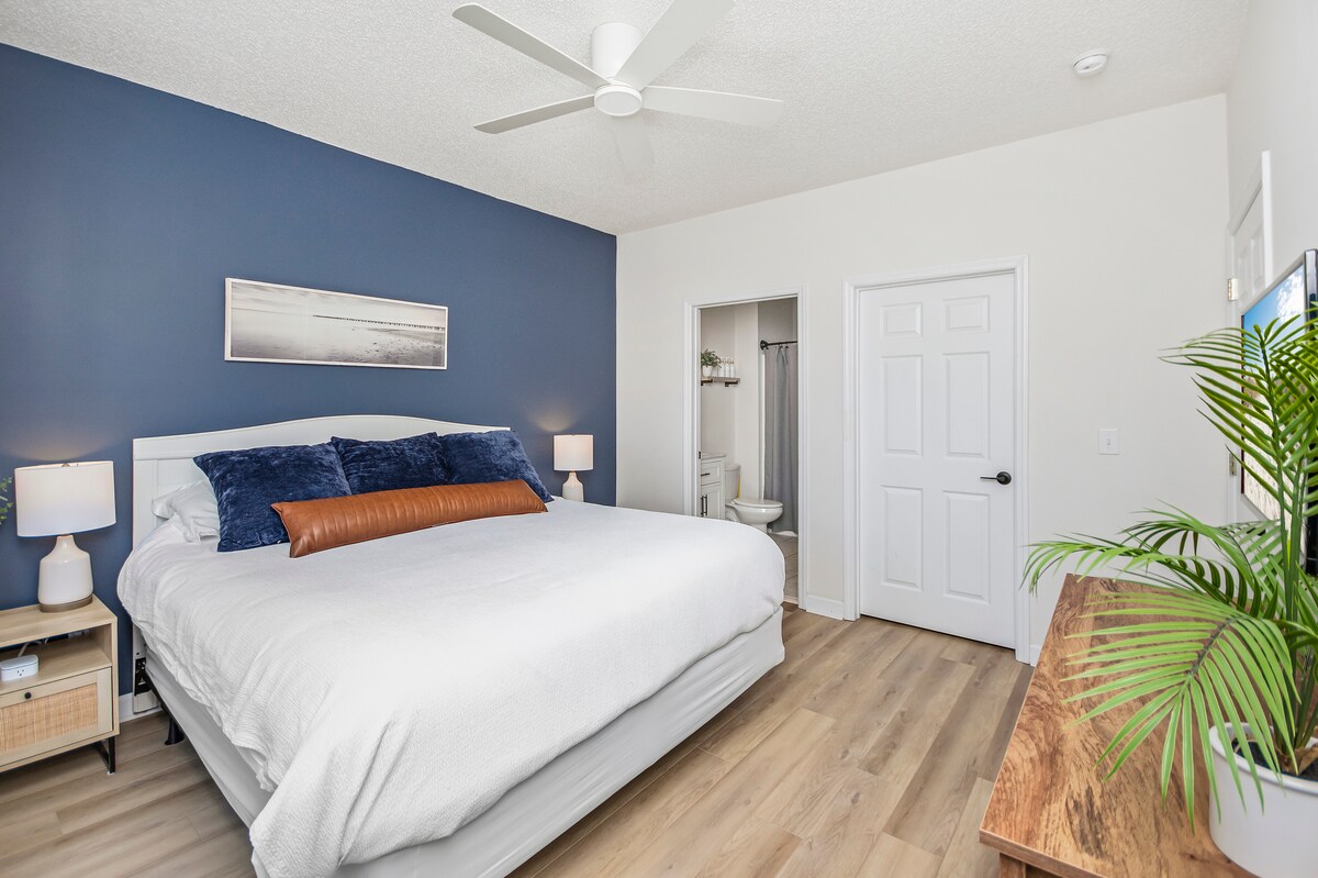 Where luxury meets relaxation. Wake up to the gorgeous view of the tranquil pond and lush fairway, right from the comfort of your king-size bed.