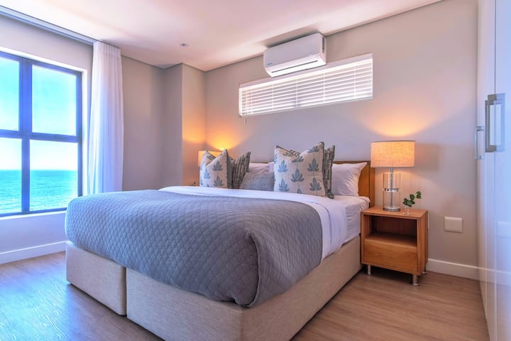 La chambre 1 offre une vue imprenable sur l'océan, créant ainsi une retraite sereine et relaxante.