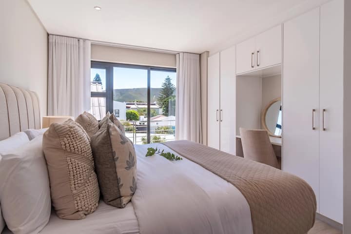 La chambre 2 dispose d'un charmant balcon Juliette, ajoutant de l'élégance et permettant à l'air frais et à la lumière naturelle d'entrer dans la pièce.