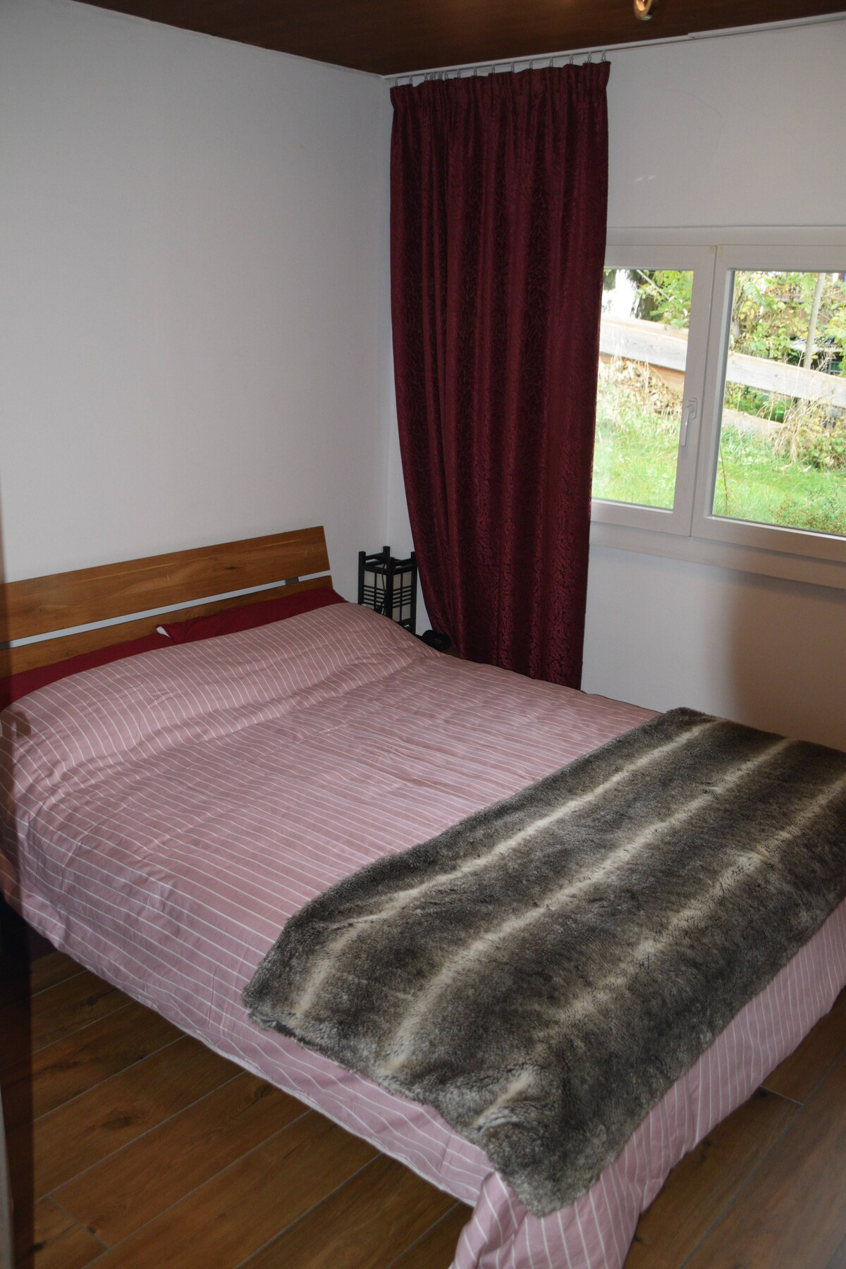 غرفة النوم الرئيسية في الطابق الأول مع حمام داخلي. سرير خشبي صلب 200 × 200 سم مع مرتبة سميكة للغاية.