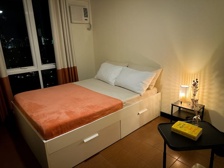 תוכלו ליהנות מהנוף של מקאטי ובוניפאציו גלובל סיטי עם חלונות מהרצפה עד התקרה מהנוחות של המיטה הנעימה שלכם.