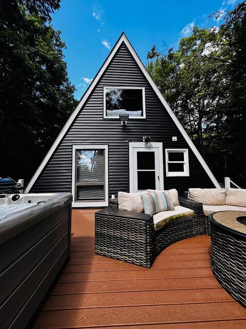 Cozy & Modern A-Frame in the woods w/HOT TUB