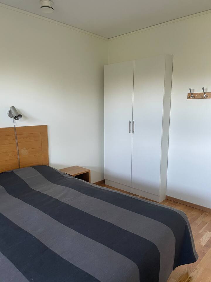 Щедър гардероб и много кукички по стените улесняват подреждането на дрехите.