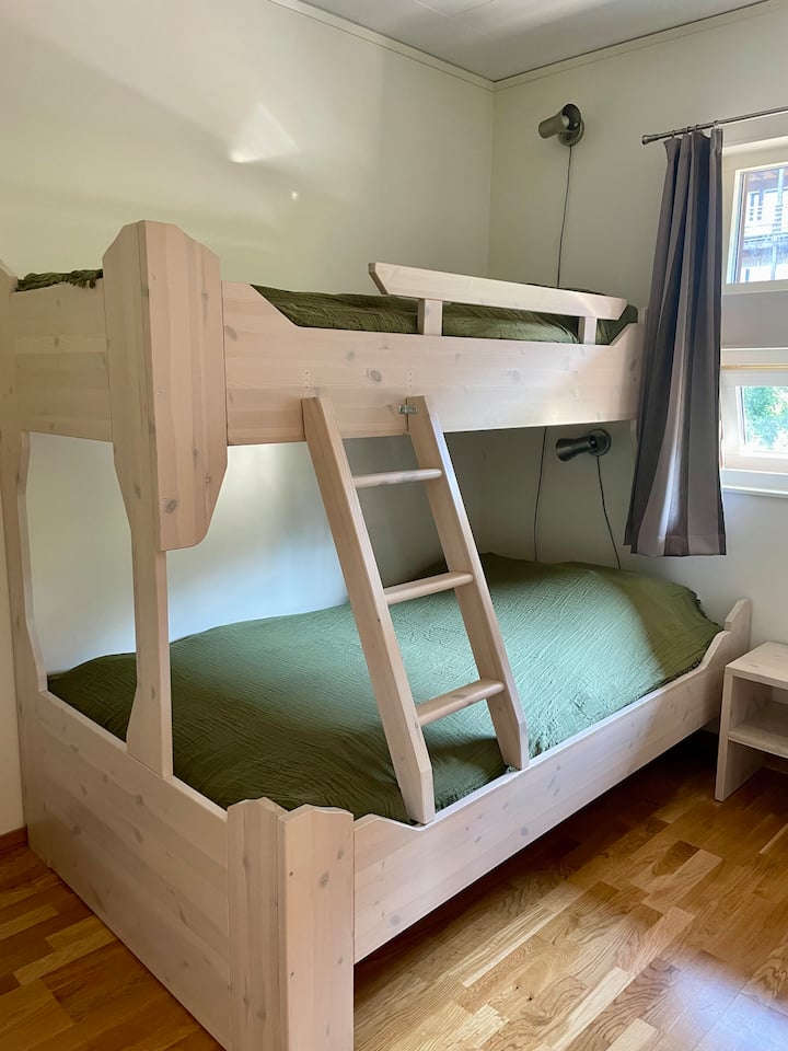 Двуетажно легло с допълнително място за люлеене в долното легло.