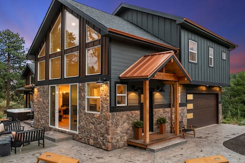 Serene Mountain Luxury-King Beds & Private Hot Tub
