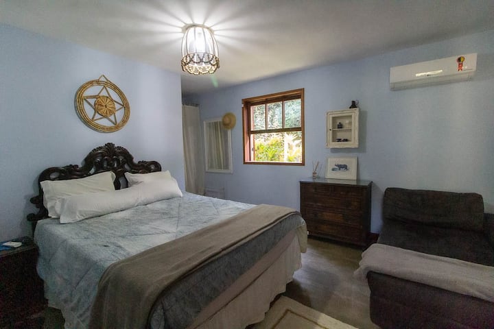 Სრული სამადგილიანი აპარტამენტი 01 ორადგილიანი საწოლით და 
1 ერთადგილიანი დივანი.
Ცხელი/ ცივი კონდიციონერი
Ფანჯარა გადაჰყურებს წინა ბაღსა და ქუჩას.
