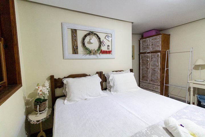 Სრული სამადგილიანი ფლიგელი.
01 ორადგილიანი საწოლი და 01 ერთადგილიანი დივანი. Ცხელი/ცივი კონდიციონერი.
Არარა და ტანსაცმლის საკიდები
Სამუშაო სივრცე. 
Ფანჯარა გადაჰყურებს წინა ბაღსა და ქუჩას.
