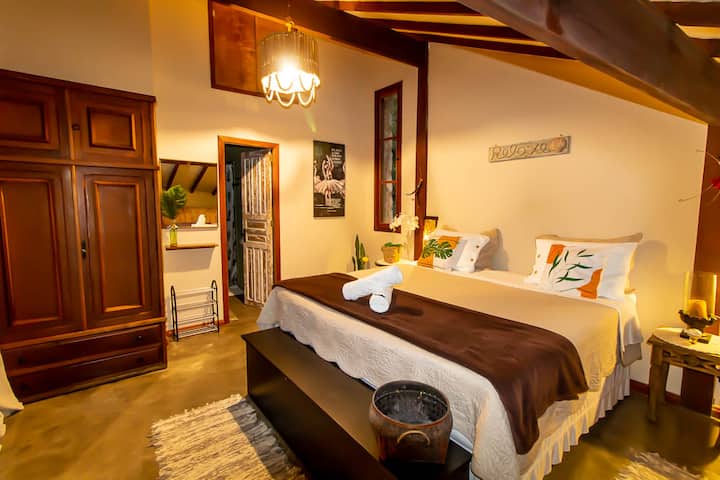 Ოთხადგილიანი მთავარი აპარტამენტი.  
Დიდი საწოლი და ორადგილიანი საწოლი.
Ცხელი/ცივი კონდიციონერი
Აივანი უკანა ეზოსა და მდინარის სრული ხედით.
