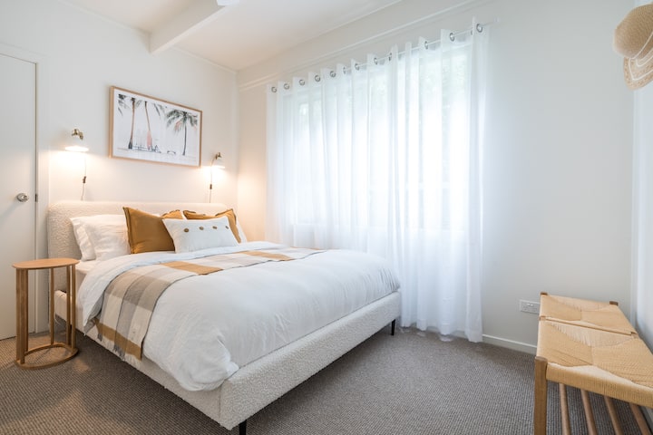 Уживајте во мирен ноќен сон на постелнина со хотелски квалитет. Двојната гардероба ја одржува вашата облека без крцкави и при рака. Оваа спална соба има тавански вентилатор за летна удобност, електрично ќебе и греалка за оние поладни ноќи. 