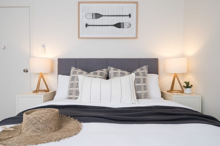 Уживајте во мирен ноќен сон на квалитетна постелнина. Двојна наметка со полици ја одржува вашата облека без крцкави и при рака. Ноќните ламби обезбедуваат амбиентално осветлување.  Има тавански вентилатор за летна удобност и електрично ќебе и греалка.