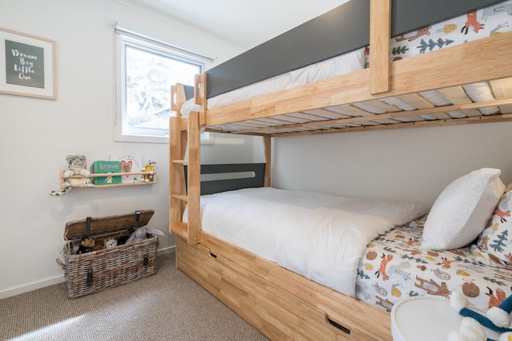 Малите луѓе ја обожаваат удобната соба на спрат, дизајнирана за забава и удобност, погодна за деца до 16 години. Исто така, нуди директен пристап до бањата.  Иако оваа соба е помала, нуди преносен вентилатор, греалка и висечка ограда/фиоки.