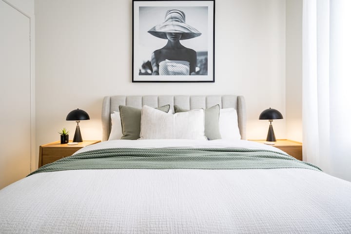 Уживајте во мирен ноќен сон на постелнина со хотелски квалитет. Двојната гардероба со полици ја одржува вашата облека без крцкави. Спалната соба има тавански вентилатор за летна удобност, електрично ќебе и греалка за удобни зимски ноќи.