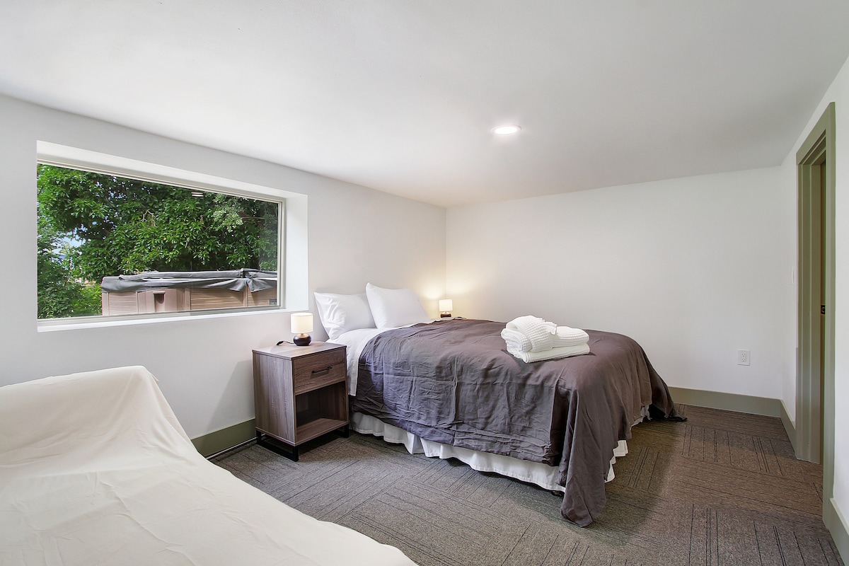 תיהנו מחדר השינה הפרטי למטה עם מיטת קווין סייז ומיטת תינוק.