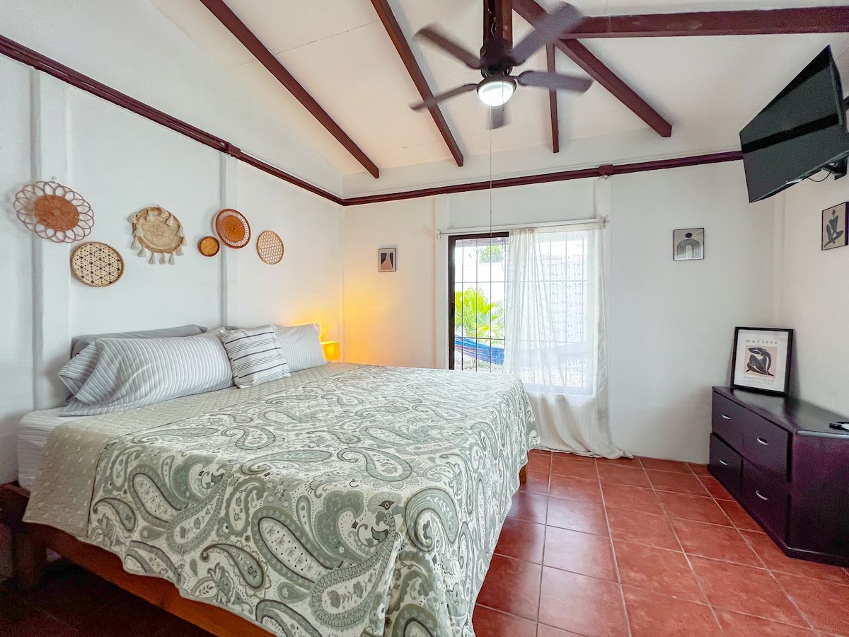 חדר שינה ראשי עם חדר רחצה צמוד בבית הראשי.