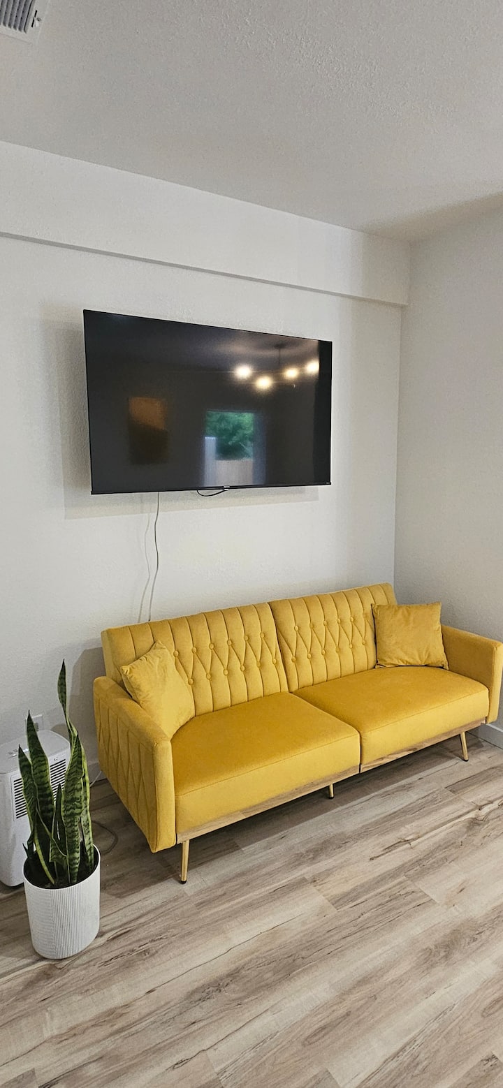 Kauč se pretvara u mali krevet savršen za djecu! Futon je nešto manji od blizanca kad se pretvori u krevet pa nije prikladan za odrasle. 