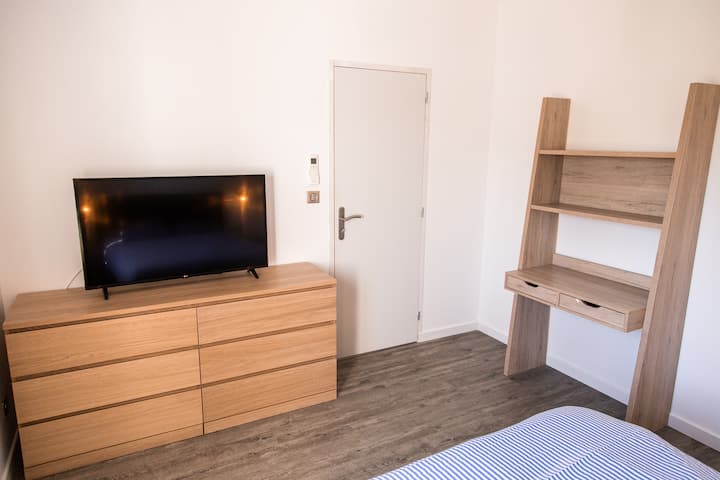 Dhomë gjumi dopio me tavolinë pune