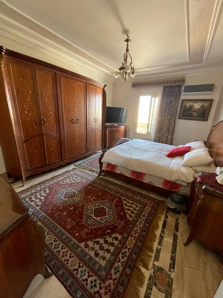 La chambre classique vintage, parfaite pour les voyageurs qui apprécient le charme du design traditionnel, assurant une nuit de sommeil confortable et réparatrice.