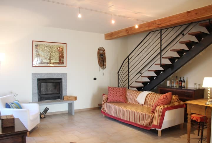 客厅配有舒适的折叠沙发、便椅、强制燃气壁炉和工作空间。 楼梯通往上层卧室和日光甲板。