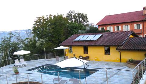 La Terrazza I, Hilltop Farmhouse with Pool